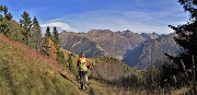 21 Dal Forcolino di Torcola (1456 m) inizia lo spettacolo di cime orobiche e di larici colorati d'autunno